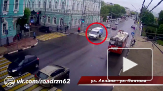 В Рязани "Газель" на ходу потеряла колесо. Происшествие попало на видео