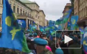 Видео: мирные петербургские десантники прошли от Дворцовой до Марсова поля