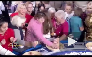 Видео: в "Поле чудес" зрители после съемок пытаются забрать как можно больше еды с барабана