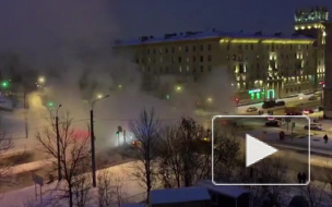 Появилось видео с места прорыва трубы с кипятком на Кронштадской
