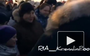 Видео: Путин пообщался с петербуржцами на Пискаревском кладбище