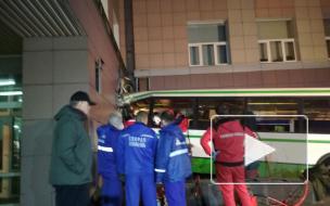 Двое погибших: В Новгороде автобус на скорости протаранил здание университета 