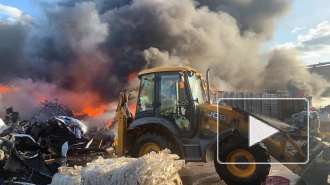 На машиностроительном заводе в Подольске загорелся мусор