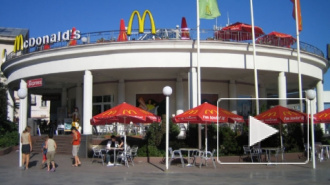 В США свыше 100 человек задержаны у штаб-квартиры McDonald's