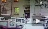 Момент падения глыбы льда на дворника на Большом Сампсониевском попал на видео
