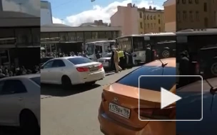 Автомобиль ДПС врезался в автобус у метро "Василеостровская"