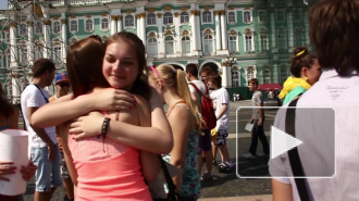 "Бесплатные объятия" на Дворцовой выглядели двусмысленно