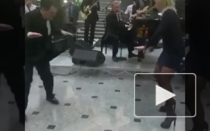 Видео: Мария Захарова на корпоративе МИД станцевала твист