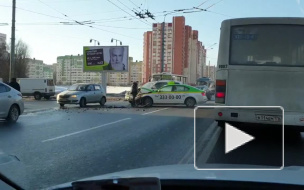 На проспекте Ветеранов иномарка приехала в березу