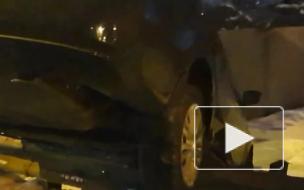 Иномарка повисла между отбойником и шумозащитным экраном на Рябовском шоссе