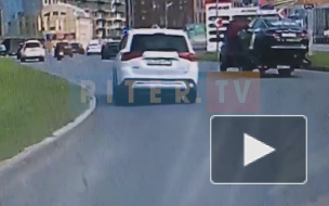 На видео попал момент падения мотоциклиста на Выборгской набережной