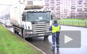 «Вас здесь не стояло!» Грузовики массово эвакуировали в Купчино