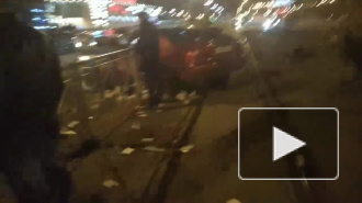 В Петербурге автомобиль влетел в трамвайную остановку, погибла женщина