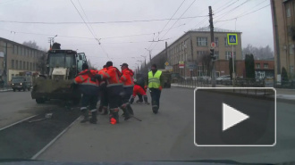 В Смоленске дорожники устроили соревнования по боксу на середине дороги