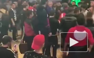 Видео: Участники турнира ММА в Москве устроили массовую драку
