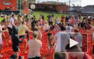 Петербуржцы отметили испанский праздник "Томатина" на стадионе "Кировец"