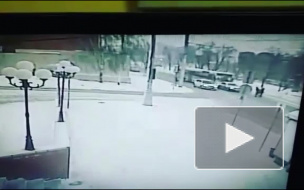 В Барнауле легковушка сбитая автобусом сбила 2 людей