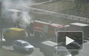 На проспекте Энтузиастов с трудом потушили "Волгу": пожарные заливали машину прямо на дороге