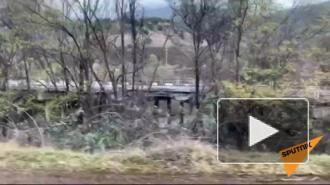 Колонне российской бронетехники приходится объезжать поврежденную в Лачине дорогу