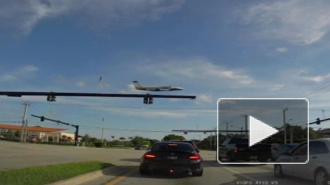 Пилот зацепил самолет за провода и погиб при крушении рядом с оживленным шоссе