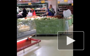 Скандальное видео из Челябинска: уборщица в магазине высыпала мусор на продукты