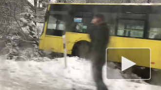 Появилось видео с места ДТП, в котором автобус угодил в кювет