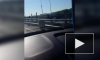 Видео: на Ушаковском мосту у едущего автомобиля убежало колесо