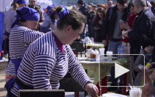Жареная рыбка, запах огурцов и Финский залив: в Петербурге отметили "Праздник Корюшки"