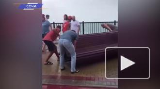 Разрушительные последствия урагана в Сочи попали на видео