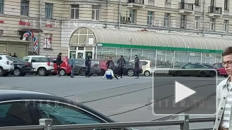 У площади Ленина дебоширы избили петербуржца