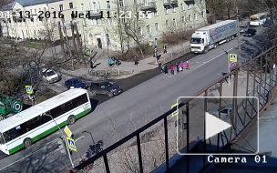 Появилось видео, как автобус сбивает женщину в Красном Селе