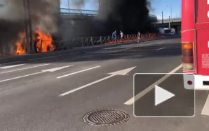 Видео: на Пискаревском проспекте горит автомобиль