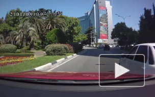 Видео: на полной скорости выпали дети из внедорожника в Сочи