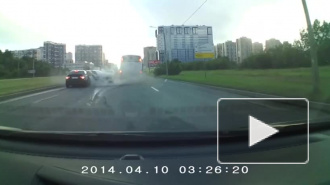 Видео: на улице Оптиков автомобиль вылетел на обочину после столкновения с автобусом 