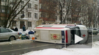 В Петербурге перевернулась "скорая помощь". Пострадали две женщины и младенец