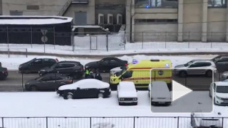 Видео: в Петербурге столкнулись три авто, водителя увезли на носилках