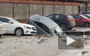 Парковка на Савушкина, на которой три машины провалились в яму, была незаконной