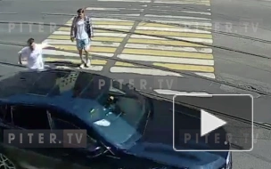 Видео: пешеход ударил "БМВ" кулаком на улице Чапаева