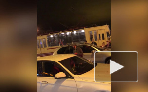 У станции метро "Улица Дыбенко" кавказцы с рациями перекрыли водителям проезд