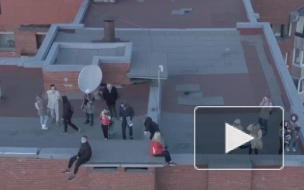 Школьники устроили вечеринку на крыше в Приморском районе