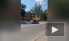 Видео: в поселке Песочный иномарка снесла дорожное ограждение и забор школы