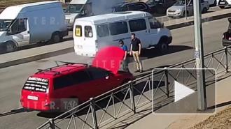 На пересечении Гражданского проспекта и Просвещения взорвался горящий автомобиль: видео 