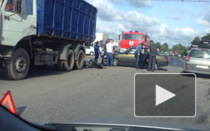 На Пушкинском шоссе "КамАЗ" и легковушка раздавили мотоциклистку