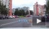 Видео: из-за неудачной парковки на улицы Веденеева у машины отвалилась часть бампера