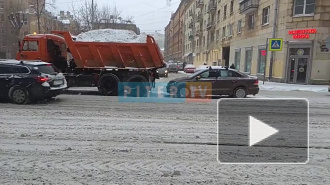 На проспекте Добролюбова легковушка въехала в КамАЗ со снегом