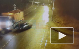 Видео: в Колпино ВАЗ влетел в фонарный столб