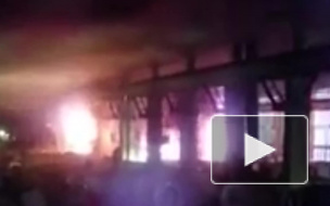 Жуткое видео из Бурятии: сильный пожар охватил завод