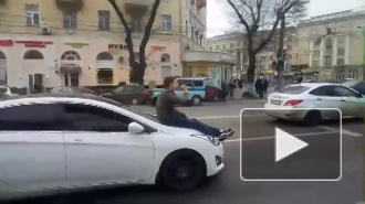 Видео: в Воронеже мужчина проехался на капоте автомобиля с бутылкой пива