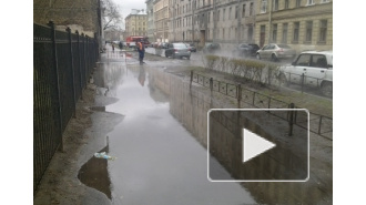 На 10-й Советской прорвало трубу с горячей водой, автомобилистам приходится объезжать улицу