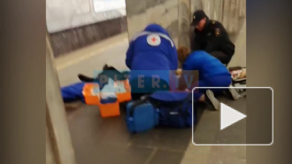 Видео: на "Балтийской" врачам удалось реанимировать петербуржца, потерявшего сознание